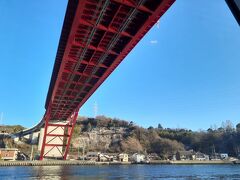 松山に向けて出発します。途中橋の真下をくぐりました。江田島に繋がる橋かな。