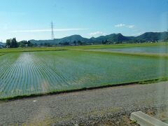 大曲を出て田沢湖までの間の車窓です。青空と田んぼが広がってます。
県境を越えて岩手県に入りますが、この続きはその7です。