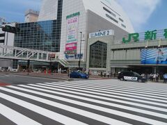 ５月３０日、月曜日。午前１１時前。
新宿駅南口の小田急線乗り場へ向かいます。