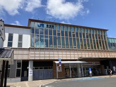 倉吉駅前にやってきました。結構近代的な駅。
倉吉は鳥取中部で一番の街ですしね。