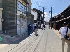 倉吉市打吹玉川伝統的建造物群保存地区にやってきました。
いわゆる白壁土蔵群。
無料駐車場はいくつかありますが、私たちは市役所の駐車場に停めました。
大型バスが到着したところみたいで、まあまあ人がいます。