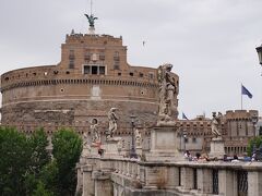 スパーニャ駅から地下鉄に乗り、ホテルに戻りチェックイン。1時間ほど休憩したあと歩いてサンタンジェロ城へ。