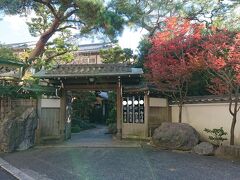 熱海梅園から車で15分、本日のお宿《さくらや旅館》に到着。「これぞ熱海！」って感じの純和風の日本旅館です。

チェックインは13時とかなり早いですが、今はさらに早い11時。先に駐車のみ可能とのことで車を預け、商店街の方へ行ってみます。