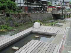 銀山川沿いに造られた和楽足湯。
向かいの野川とうふやで購入した生揚げと豆腐テンを、足湯に浸かりながらいただきました。
やや熱めの温泉が癒してくれました。