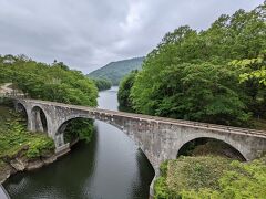 旧士幌線第三音更川橋梁は鉄筋コンクリートアーチ橋としては北海道一の大きさを誇る美しい橋です。