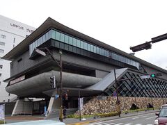 ちょっと歩きまして・・
重厚な雰囲気の　高知歴史博物館
くじら　なんでしょうかね・・イメージ的に・・そうにしか見えない・・知らないけど・・
こちらはお城の入場券とセットだとお得らしい