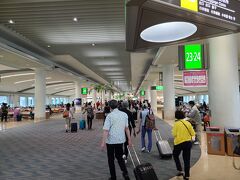行動規制解除後、初めての那覇空港。今年2月や昨年11月と比較すると格段に人出は多いと感じました。