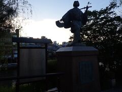 祇園四条駅へ。
逆光の出雲阿国像。