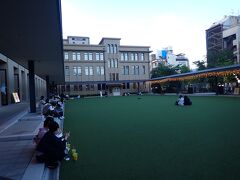 立誠ガーデンヒューリック京都。

芝生広場では皆さん思い思いにくつろいでらっしゃる。
レトロな建物を生かして再生するって素晴らしいです。