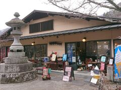 参拝を終え、随神門まで戻ってきました。

鳥居前の《延寿亭》が開いていたので、ここいらで早めのランチを。