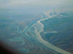 雲の切れ目からアムール川が見えた。
機上からも、氷が浮かんでいるのを確認。
このときは11月だったが、シベリアはもう本格的な冬である。
寒そう。