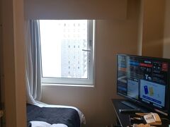 午後四時半ころに無事にホテルに到着。
１１階建ての１０階です。
どうやらこの階は喫煙部屋階みたい。珍しいね。
別に指定したわけではない。たまたまダンナが喫煙者だからよかったけど、吸わない人は無理だね。この日は満室っぽかったから交換できるのかなあ？
いきなり机の上がグチャグチャです。
