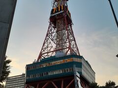 札幌に戻ってきました。夕食やホテルの立地を考慮し、駅の手前で下車。

ジンギスカンのお店に行こうかと思いましたが、意外と見つからず断念。