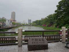 2日目の朝
小雨が降っていましたが、これぐらいなら大丈夫と散歩に出ました
駅近くにある千秋公園・久保田城址が公園になっているようです
お濠には蓮の花が咲きかけていました。