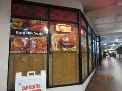アラ・ワイ運河近くのホテル・モナークの１階にある「Burger ＆ Sushi」
夕食にイートインで食べられると思い出かけましたが、テイクアウトのみ！