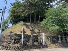 宝塔山古墳にやってきました。
ここから石室には行けません。