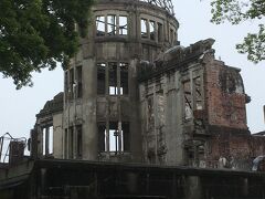 8:50に出発して、車窓から広島城を見学した後は「原爆ドーム」でバスを降ります。
実際の原爆ドームを目の前にして、戦争の悲惨さを改めて感じました。