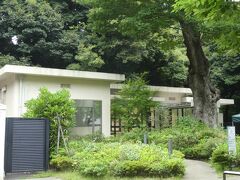 東京都庭園美術館の入口
3日前まで行きたかった展示があったのですが、予約がとれず。