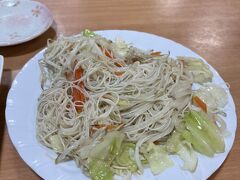 ３０分ほど待って店内へ。

ソーメンチャンプルです。３月の本島旅行の時から、なぜか食べたくて食べたくて、頭の中でぐるぐる回っていたので、念願かないました！！