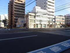 まずはダイヤモンドクロッシング。路面電車と電車の交差点です。踏切は電車側にあり、路面電車が踏切を待つことになります。