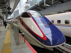 東京駅発6時12分の山形新幹線つばさで新庄へ。
東京駅を出た時は20％ほどの乗車率でした。通路を挟んで２席が並び、足置きと座面スライドがあり、終点新庄駅までゆっくり過ごせました。山形駅からは一部単線を走るゆっくりした走行区間がありました。終点新庄駅で降りた時に、乗っていた車両から降りたのは自分たちだけでした。