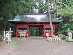 二の鳥居の先に建つ随神門。
1695年に寄進され、神仏分離以前は仁王門と呼ばれていた門です。羽黒山の入口にあたる門で、ここから1.7㎞にわたる2446段の階段が始まり、樹齢400年前後の杉並木が続いていきます。羽黒山のシンボルの一つに値する門だと思います。以前安置されていた仁王像は、重要文化財に指定された黄金堂がある、小金堂と呼ばれる正善院に祀られているとのことです。