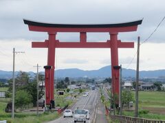 新庄駅でレンタカーを借り羽黒山へ。
最初に訪れた羽黒山一の鳥居にあたる大鳥居。
以前はコンクリート製でしたが、2018年に高さ約24ｍ、全幅約32ｍのスチール製に建て替えました。羽黒山導司によると、劣化した鳥居を立て直すために寄進により3億円かかったそうです。盛んだった修験道霊場の広さを感じることができる鳥居です。
