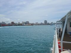 上原港から約70分、いよいよ石垣港に到着です。着後はレンタカーをピックアップします。