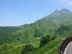 由布岳を縫うように走る《やまなみハイウェイ》。空気が美味しい！