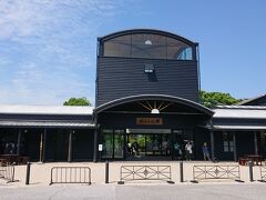 木造でレトロだけど、どこか洗練されたデザインの《由布院駅》。実際に駅構内には「アートホール」というミュージアムスペースがあります。