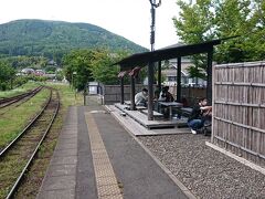 改札で駅員のお姉さんにお目当ての列車の運行状況を聞いたら、こっちも少し遅れてるとのこと(ズコーッ)。

とりあえず入場券を買って改札内へ。こちらのホームには、有料ですが足湯が設置されています。