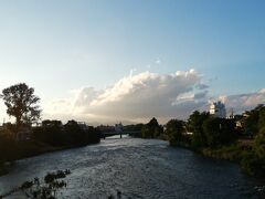 夕方18時台。ホテルを出て、北上川を望む場所に出ました。
青空ですが、岩手山方面は雲に覆われてます。