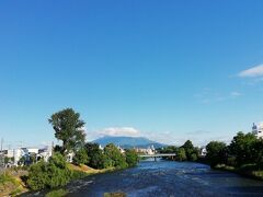 2022年6月13日。盛岡の朝は青空ですが、岩手山の頂上は雲が居座ってます。