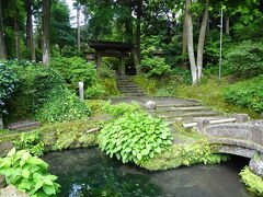 まず明月院から一番近い浄智寺へ。
鎌倉五山第四位です。

手前は甘露の井。
鎌倉十井の一つだそうです。石橋は渡れないようになってました。