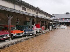 その先の《昭和ロマン蔵》の前には、昭和に活躍した数々の名車が。
