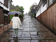 《酢屋の坂》を上る妻。上り坂はいつもブツブツ言ってますが、この良き風情に気を取られ、上り坂であることを忘れています(んなわけない