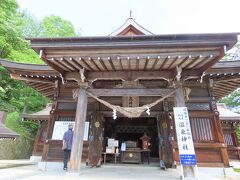 九尾稲荷を抜けた向こうに那須温泉神社がありました。おんせん神社ではなく、ゆぜん神社と読みます。猟師に射られて傷ついた白鹿が傷を癒しにきた温泉の神様なんだそうです。鹿の湯って、そういうところから来てたんですね。
柏手打って参拝して、引き続きコロナ調伏お願いします。