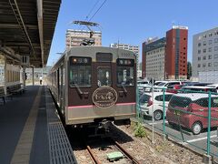 11時45分発の飯坂温泉行き普通電車に乗りました。

車両は福島交通1000系電車、全国各地の中小私鉄でよく見かける元東急1000系ですね。

地元では福島交通飯坂線のことを『飯坂電車』、『いい電』と呼んでいるそうです。