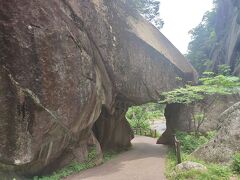 石門
巨大な花崗岩で形成されています。
先端が微妙に離れているスリリングな様子は実際みると感動します。
