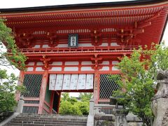 汗を流しながら、やっと清水寺仁王門まで～やって来ました。