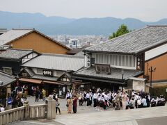 修学旅行生の姿が戻ってきている京都、清水寺を後にしましょう・・