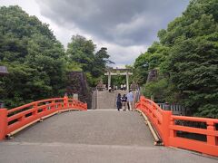 お次は武田神社へ。
武田神社は大正時代に武田氏居館の跡地に建てられたそうです。

境内へとつながる神橋です。