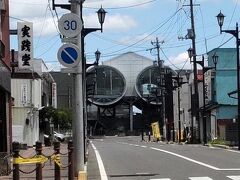 「矢吹駅 駅舎 旧街道から撮影しました。」12:10通過。
個性的な駅舎です。