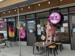 食後はお店の前に可愛いピンクの牛がいる伊豆高原プリンへ&#127854;
伊豆高原ビールの隣にあります。


