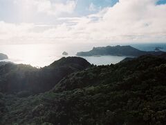 再びバイクに乗り、次に訪れたのは、父島の最高峰である中央山である。そこには展望台があり、360度の景色が楽しめた。展望台付近には、太平洋戦争の時に設けられたレーダー施設の跡もあり、戦争がこの島でもあったことを静かに語り継いでいる。