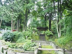 浄智寺　入口の紫陽花と総門

明月院の帰り道、横須賀線の踏切を渡ると直ぐにある浄智寺