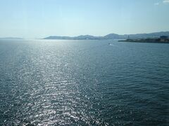 神戸空港駅からポートライナーで三宮へ

神戸スカイブリッジを渡る時に見えた海
キラキラしていてキレイでした☆

西側の海の奥に　明石海峡大橋が見えるのですが
この写真ではわかりにくいですね

