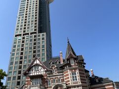 茶色の「大連友好記念館」の後ろに高くそびえるのは、黒川紀章氏がデザインした高層マンションで、３１階が「門司港レトロ展望室」（３００円）になっています。