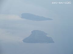 機内の窓から、焼尻島（手前）と、天売島（奥）がハッキリ見えました。この2島にも、行ってみたいのですが、ここもアクセスが、、、（>_<）。