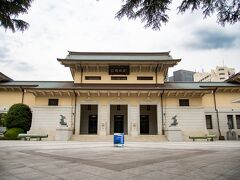 遊就館。ここに英霊の
遺書遺品が展示されている。

館名の「遊就」とは
高潔な人物に交わり学ぶという意味。